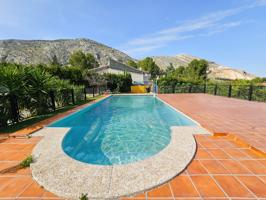 ¡GRAN CASA URBANA EN JABALCUZ, CON PISCINA, PARCELA DE 1.865 m² y VIVIENDA DE INVITADOS! photo 0