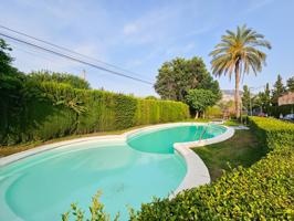 Adosado con porche y amplia terraza, en urbanización con piscina y zonas comunes. photo 0