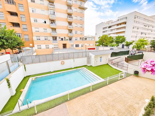 Fantástico piso VPO con piscina, plaza de garaje y dos trasteros en Bulevar photo 0