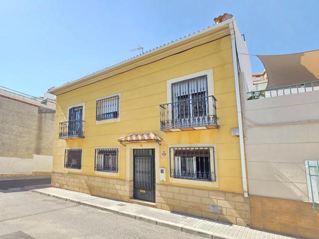 ¡BONITA CASA CON GARAJE A UN PASO DEL GRAN EJE Y DE LA IGLESIA DEL SALVADOR! photo 0