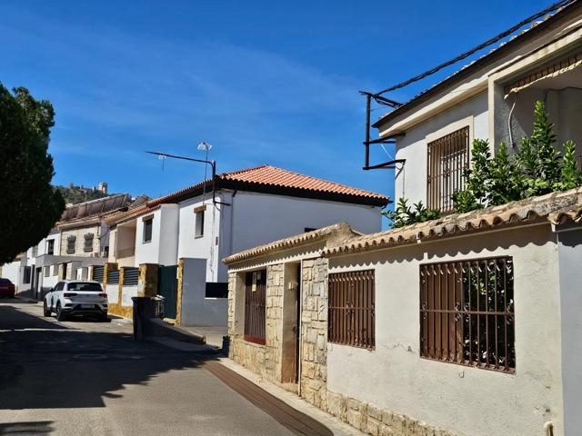 Bonita casa en zona Corte Inglés, con gran patio exterior, terraza y múltiples posibilidades photo 0