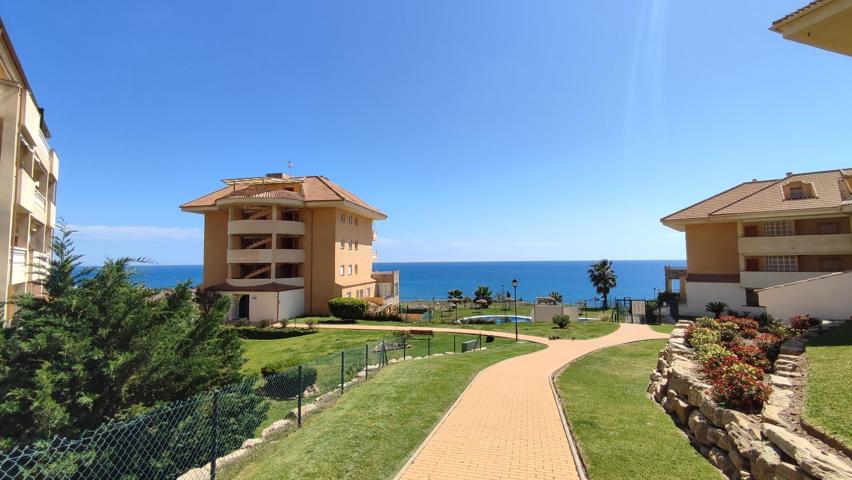 PISO DE 4 DORMITORIOS CON JARDIN PRIVADO EN URBANIZACION FRENTE AL MAR photo 0