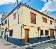 ¡Oportunidad única en el centro de Armilla! Casa en esquina totalmente reformada con gran garaje y p photo 0