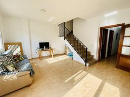 En exclusiva, estupenda casa con patio en Humilladero. photo 0