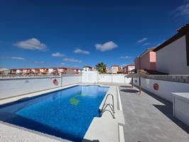 Casa con cochera y piscina comunitaria en Fuente de Piedra. photo 0