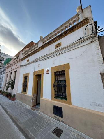 Unifamiliar Pareada En venta en L'Hospitalet de Llobregat photo 0