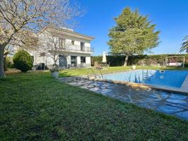 Amplia casa unifamiliar con jardín privado y piscina photo 0