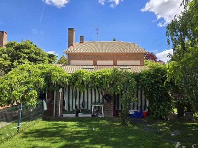 VIVIENDAS JUMA pone a su disposición chalet independiente de 4 habitaciones con piscina en parcela de 582 m2 sito en la photo 0