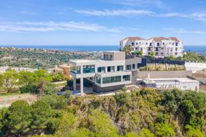 Magnífica Villa Moderna de 7 Dormitorios con Impresionantes Vistas al Mar en Los Arqueros, Benahavís photo 0