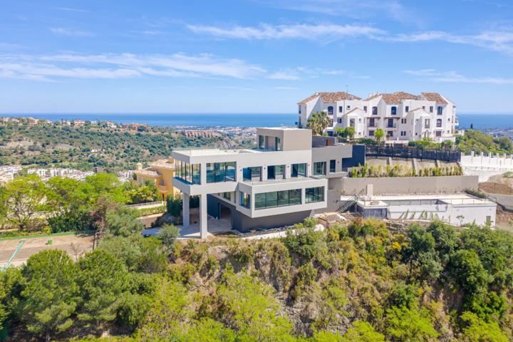 Magnífica Villa Moderna de 7 Dormitorios con Impresionantes Vistas al Mar en Los Arqueros, Benahavís photo 0