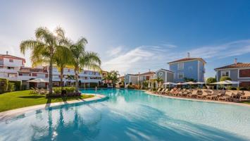 Apartamento de 2 Dormitorios con jardín privado en Cortijo del Mar, Estepona photo 0
