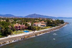 Villa de lujo en primera línea de playa en Casasola – New Golden Mile, Estepona photo 0