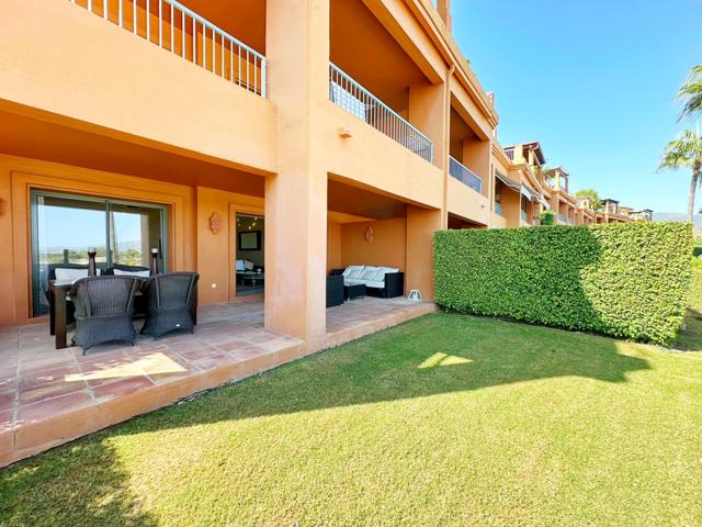 Apartamento de lujo en alquiler en Benatalaya, Atalaya – Estepona | Terraza, jardín y vistas al mar y la montaña photo 0