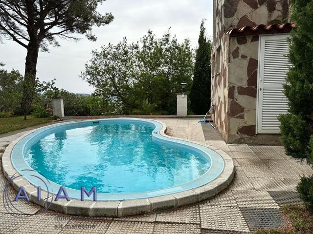 Torre con piscina y jardín en parcela plana photo 0