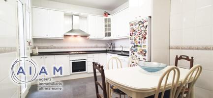 🏢 Edificio con local comercial y vivienda tipo dúplex en venta en carrer Església, Calella photo 0