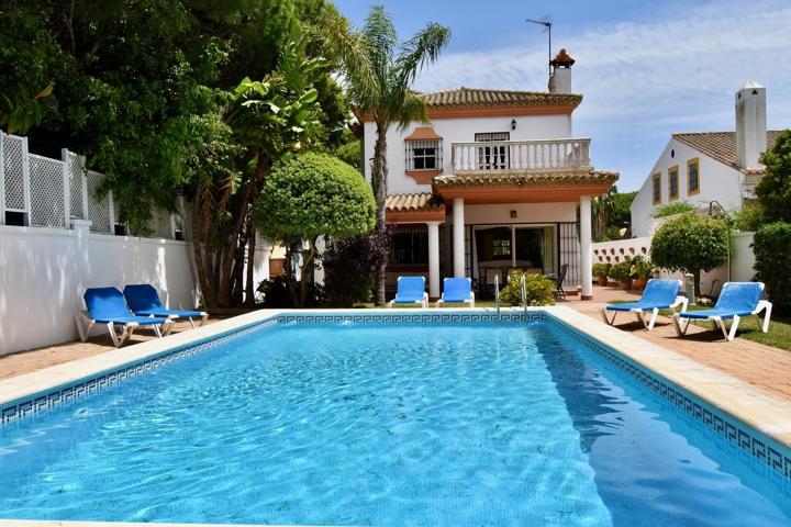 VILLA EN LA BARROSA CON PISCINA A 200 METROS DE LA PLAYA photo 0