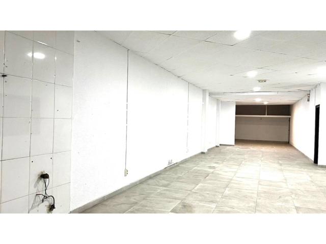 Venta de local comercial de 130 m2 en Badalona photo 0