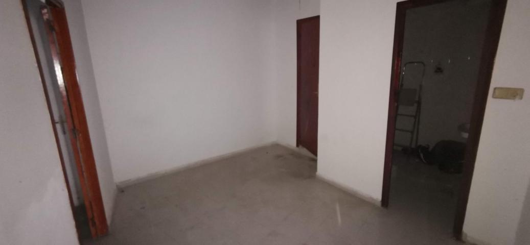 Local Almecen cochera en zona paisos catalans photo 0