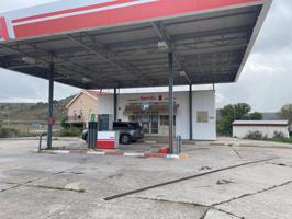 Terreno industrial en venta con edificio de gasolinera contruido en su interior. photo 0