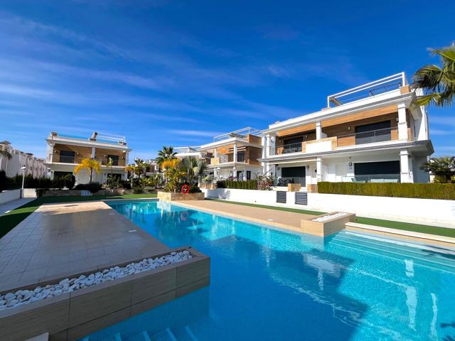 Vivienda de estilo moderno en residencial con piscina. photo 0