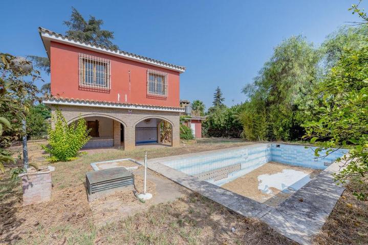 Oportunidad Única en Palomares del Río: Chalet con Gran Potencial photo 0