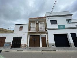 Casa en venta en Los Palacios, Calle Antonio Gala – Junto a la Plaza de las Flores photo 0