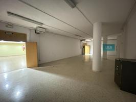 Local-almacén en venta en edificio exclusivo Centris, Tomares photo 0