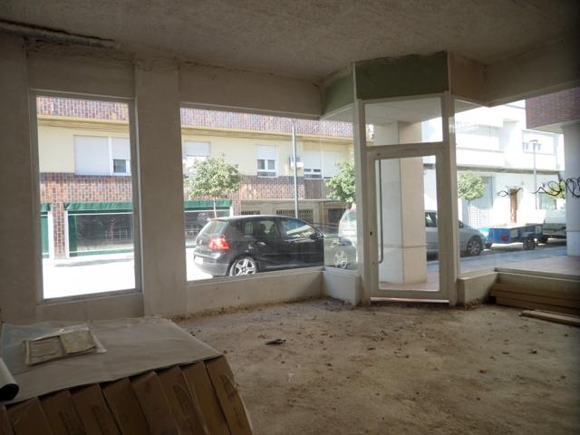 *¡Oportunidad de inversión, en Tomelloso! LOCAL COMERCIAL NUEVO, EN ESQUINA, con 184m2, por 95.000€* photo 0