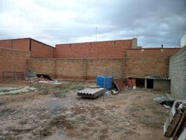 Se vende casa para reformar de 519m2 de terreno y 17 metros de fachada junto a calle Oriente photo 0