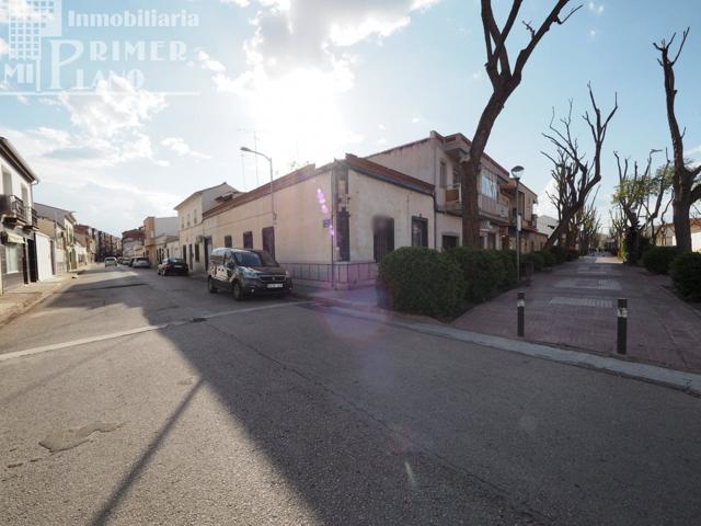 Se vende casa-solar en esquina planta baja en una de las principales calles de Tomelloso. photo 0