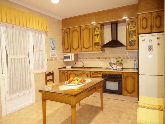 *Casa con 3 dormitorios planta baja con cocina amueblada y garaje privado* photo 0