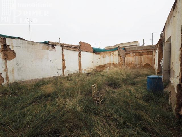 *¡¡OFERTA!! Solar en esquina con 122 m2 de suelo y 21 metros de fachada, por solo 42.000€* photo 0