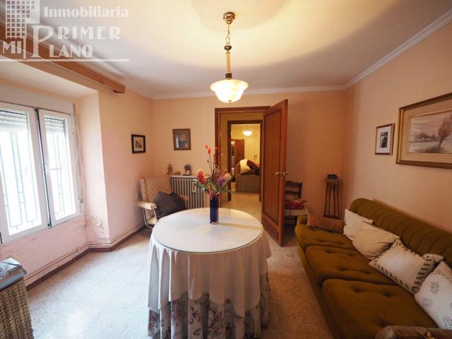 CASA EN ESQUINA CON 4 DORMITORIOS POR SOLO 80.000 EUROS, POR ZONA CENTRO photo 0