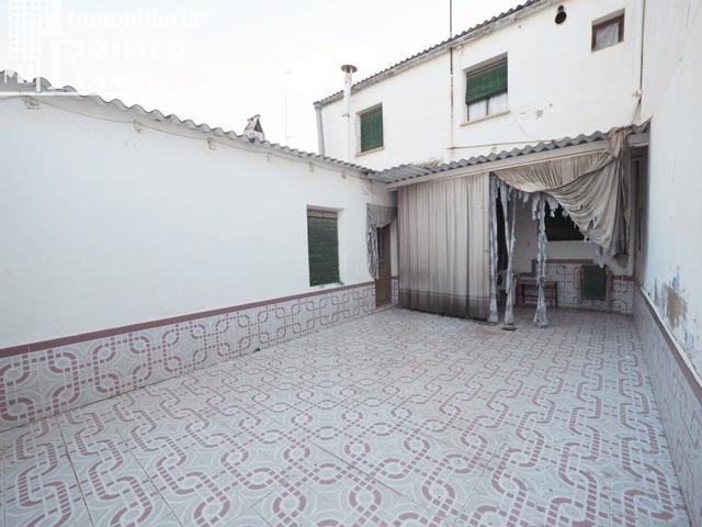Casa de dos plantas como solar de 349 m2 de parcela junto a Glorieta Mª Cristina por solo 82.000 € photo 0