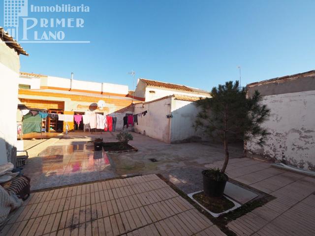 Se vende casa de planta baja para reformar con 401 m2 y acceso a dos calles por 119.000 € photo 0
