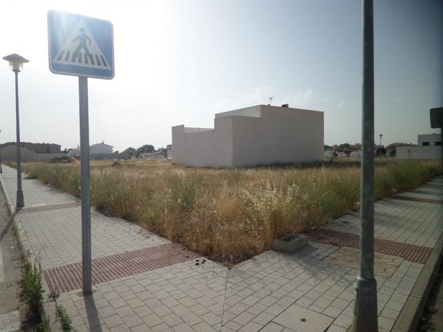 *SOLAR en ESQUINA, con 640m2 junto a la zona de Institutos. A sólo 300€-m2* photo 0