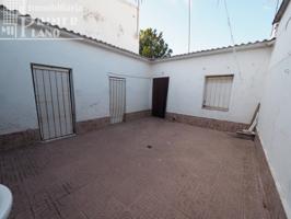 Se vende casa con acceso a dos calles junto a la calle Francisco Garcia Pavon por 35.000€ photo 0