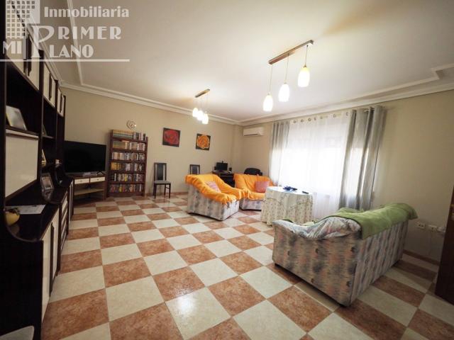 Vivienda en venta en calle Doña Crisanta, con 3 dormitorios, 2 baños, garaje y patio photo 0