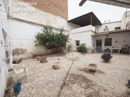 Vivienda de 2 plantas con 378 m2 de terreno y 15 metros de fachada, junto a Plaza del Arcipreste. photo 0