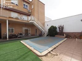 *OPORTUNIDAD* Casa de dos plantas con 4 dormitorios, 4 baños, garaje, patio, cocinilla y piscina photo 0