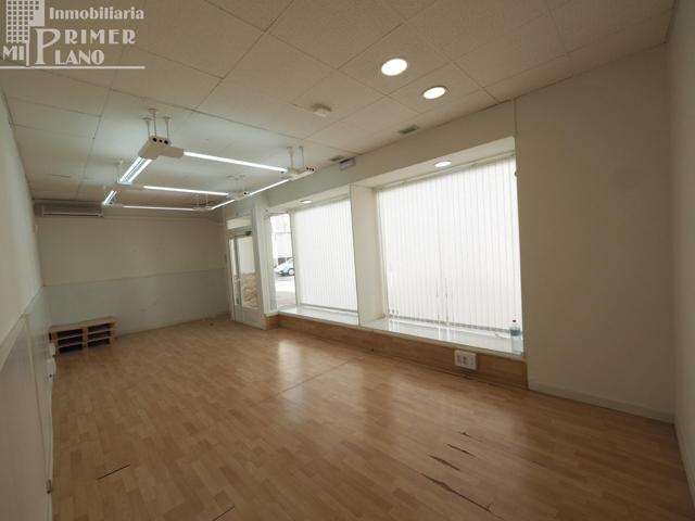 Local comercial en pleno centro, todo exterior, muy luminoso, con 54 m2 y por solo 550 € mes. photo 0