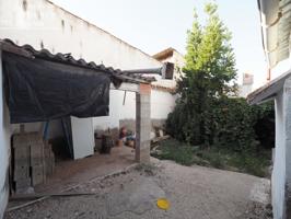 Casa de planta baja de 286 m2 con 10,50 m de fachada junto a calle Oriente por 60.000 €. photo 0