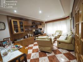 *Casa adosada de 200 m2, con 4 dorm, 2 baños, garaje, patio, cocinilla y buhardilla, solo 148.000€* photo 0