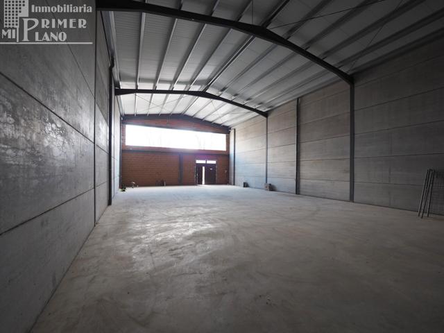 *Se alquila local comercial de 306 m2 de parcela y 240 m2 const, a estrenar, en calle Doña Crisanta* photo 0