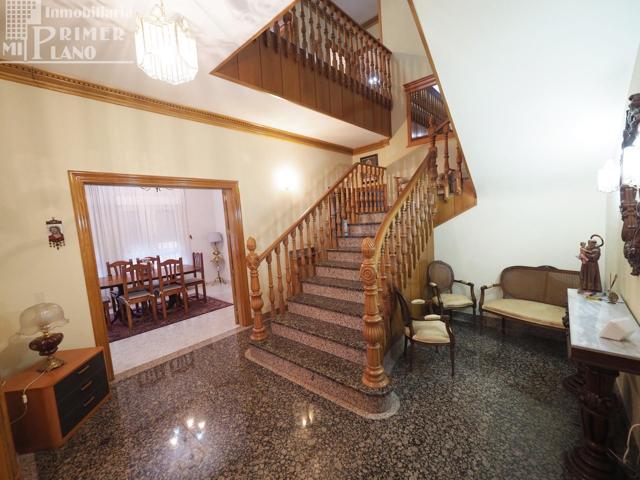 *Casa en pleno centro de Tomelloso, de 5 dorm, 4 baños, garaje, patio y terraza y de 319 m2* photo 0