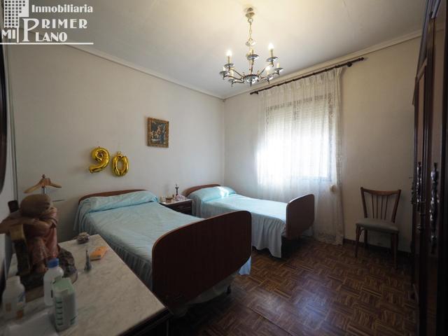 *¡Oportunidad en el Barrio Del Carmen! Casa de planta baja de 4 dorm, 2 baños, patio y garaje* photo 0