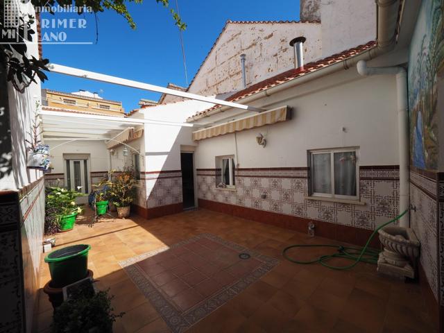 *Casa de planta baja junto a calle Dña Crisanta de 259 m2, con 2 dorm, 2 baños y amplio patio* photo 0