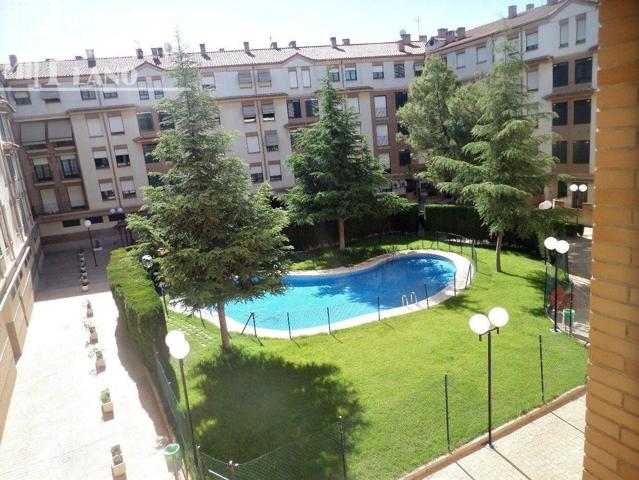 *¡GRAN OFERTA! Piso exterior,con 3dorm.+ 2baños, con piscina, garaje y trastero en Paseo San Isidro* photo 0