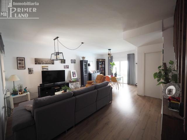 Adosado de 3 dormitorios, amplio patio, garaje y cocinilla por solo 138000 euros photo 0