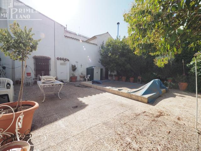 Casa Chalet en Venta en Tomelloso, Centro - Espaciosa y con Piscina Propia photo 0